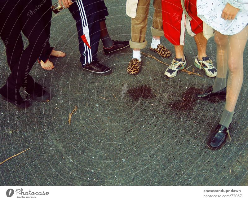 Schlonzen unsozial Asozialer Rock 'n' Roll Freak Bademantel Strumpfhose Barfuß stehen Asphalt Beton Obdachlose Schlappen Lackschuhe Strümpfe altkleider