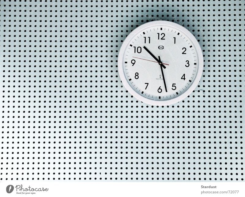 Zeitloch Uhr Wand Wanduhr Loch Uhrenzeiger Innenaufnahme Muster Strukturen & Formen Textfreiraum links Textfreiraum unten Kunstlicht Zentralperspektive