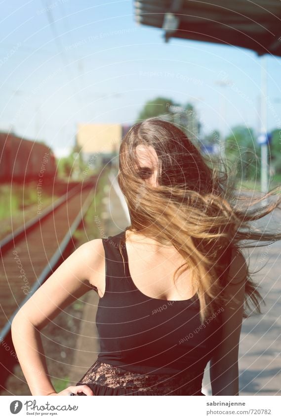 blown feminin Junge Frau Jugendliche Erwachsene 1 Mensch 18-30 Jahre Kleid brünett langhaarig authentisch Coolness wild Wind Haare & Frisuren anonym Farbfoto