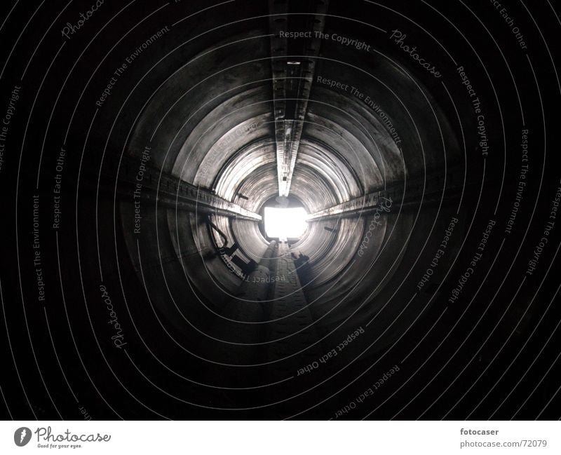 Torpedorohr dunkel Licht Schacht Tunnel U-Boot