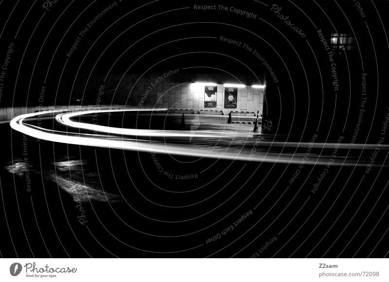 downward s/w Licht Streifen Blick nach unten Langzeitbelichtung Tiefgarage Verkehr fahren Hütte light Bogen Kreis Bewegung Dynamik Straße Kurve