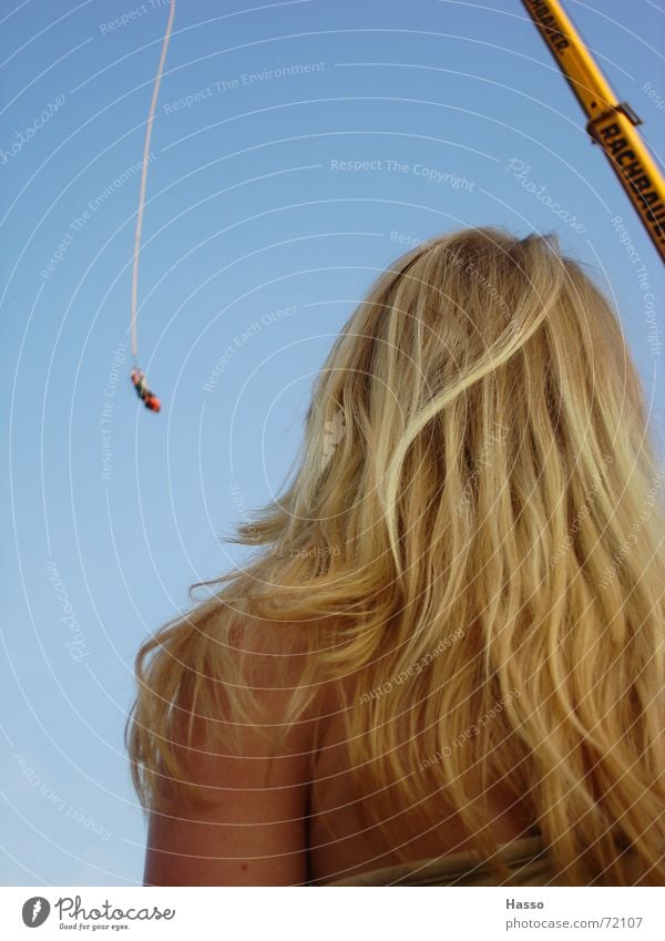 kommt von oben... Frau blond langhaarig Kran fallen hängen Kopfschmerzen Blick Haare & Frisuren bunjee bunjee-jumping Himmel blau bunjee-seil Erholung