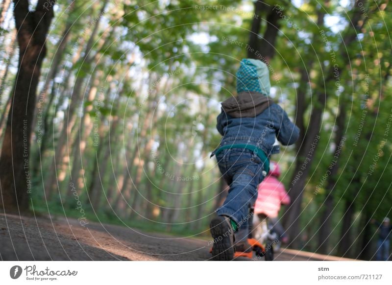 auf und davon Lifestyle Freizeit & Hobby Spielen Kinderspiel Tretroller Spaziergang Sport Mensch maskulin Kleinkind Junge Freundschaft Kindheit Leben 2