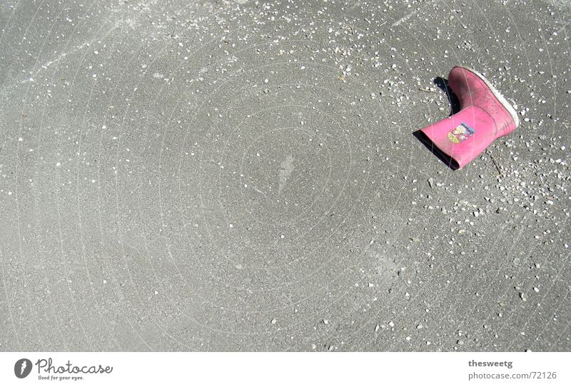 weg Beton Asphalt Gummistiefel Straßenbelag Stiefel Regenbekleidung grau Unfall Verkehrsunfall Autounfall Bremsspur Kollision Entführung Kindesentführung