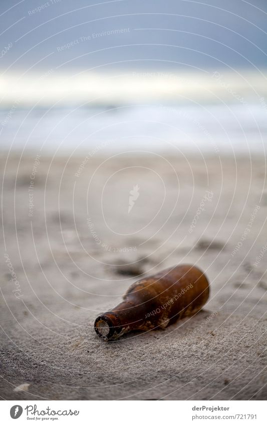 Wasser-Postumschlag leer Umwelt Natur Urelemente Herbst schlechtes Wetter Wellen Küste Ostsee Insel Verpackung Glas Gefühle Neugier Interesse Hoffnung Flasche