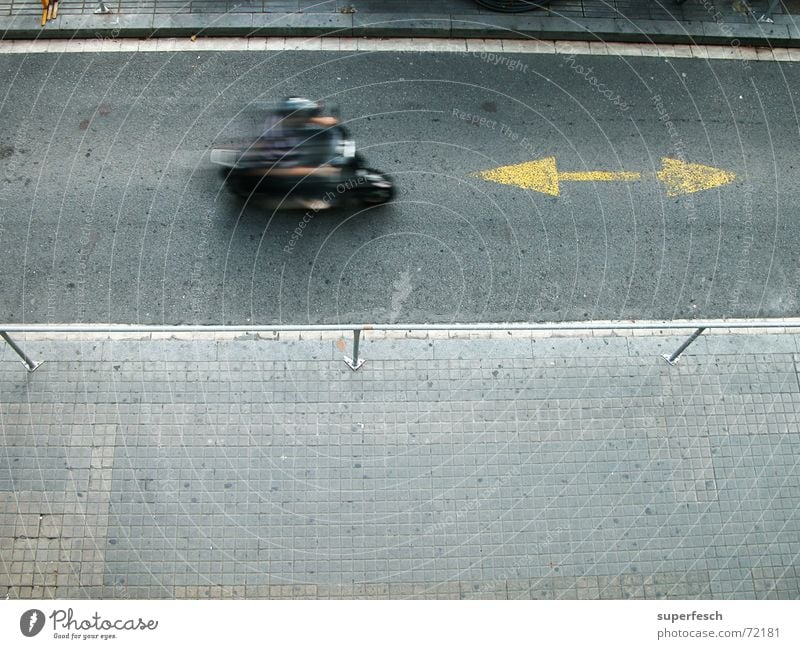 BCN 1 Verkehr Straße Kleinmotorrad Pfeil Bewegung fahren Richtung Farbfoto Außenaufnahme Textfreiraum unten Tag Bewegungsunschärfe Vogelperspektive