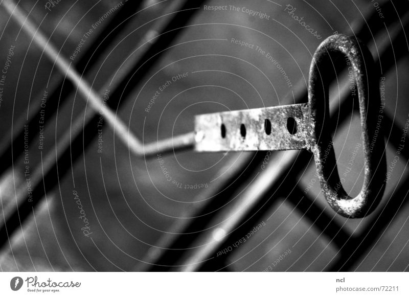 Metallhaken Stahl Fabrik Handwerk Eisen Gießerei Loch Haken hängend Linearität Geometrie schwarz weiß grau Schlaufe kalt Schrott Industriefotografie ziehen