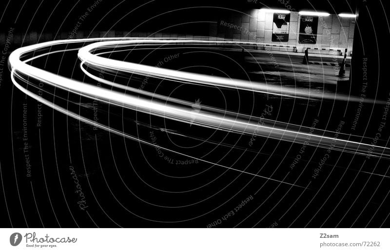 downward s/w II Licht Streifen Blick nach unten Langzeitbelichtung Tiefgarage Verkehr fahren Hütte light Bogen Kreis Bewegung Dynamik Straße Kurve