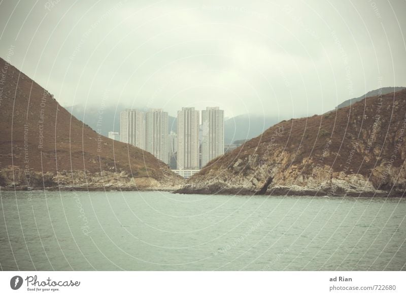 Einzelgänger | Nicht alleine Landschaft Urelemente Wasser Wolken Herbst schlechtes Wetter Unwetter Nebel Regen Hügel Küste Bucht Meer Insel Hongkong Fischerdorf