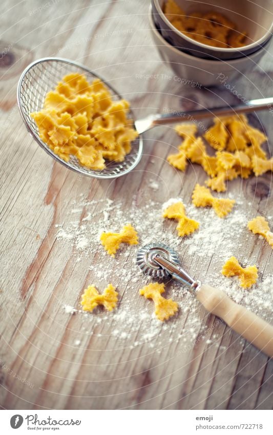 self made Teigwaren Backwaren Ernährung Mittagessen Vegetarische Ernährung Slowfood Geschirr lecker natürlich selbstgemacht Farbfoto Innenaufnahme Menschenleer