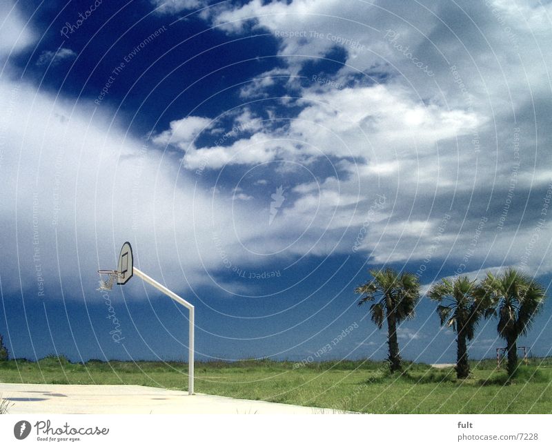 urlaub Basketballkorb Wiese Gras Palme Wolken Küste Strand Ferien & Urlaub & Reisen Platz Horizont ruhig weiß Spanien Himmel Natur Sport blau freiheut