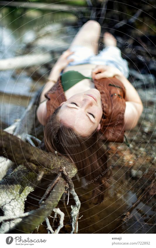 am See feminin Junge Frau Jugendliche 1 Mensch 18-30 Jahre Erwachsene Umwelt Natur Freizeit & Hobby liegen Erholung Farbfoto Außenaufnahme Tag