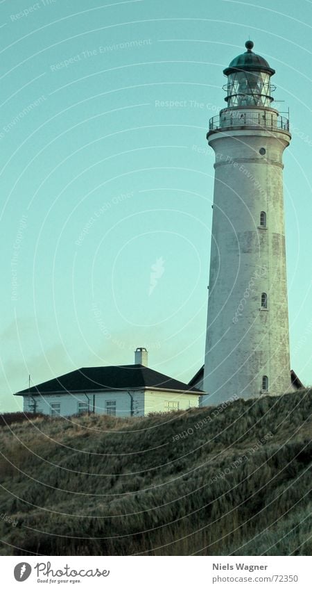 Leuchte den Weg Leuchtturm Haus Licht Lampe Fenster Gras Verlauf Winter gefährlich rund Wasserfahrzeug Luft Strand weiß gefroren Himmel Stranddüne Glas