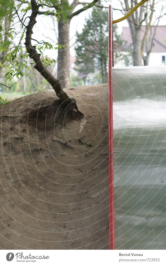 gegenverkehr Klettern Bergsteigen Kindheit Sand Baum Spielplatz Metall Linie glänzend trocken braun grün rot silber Rutsche Stadtleben Wurzel Geländer Schwung