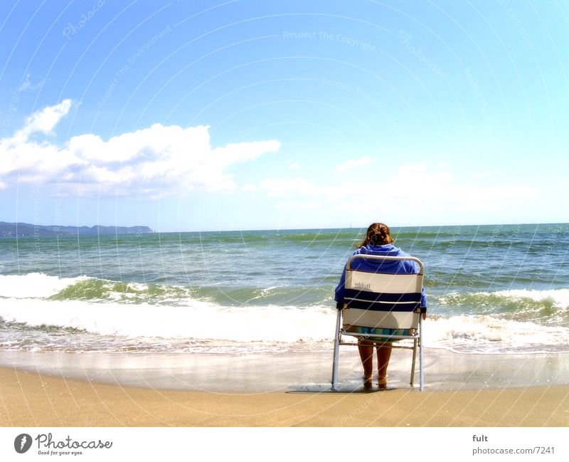 urlaub Strand Meer Costa Brava ruhig Erholung Frau Ferien & Urlaub & Reisen Wolken Wellen auslaufen Denken Rauschen Europa Aussicht stul sitzen Natur Mittelmeer