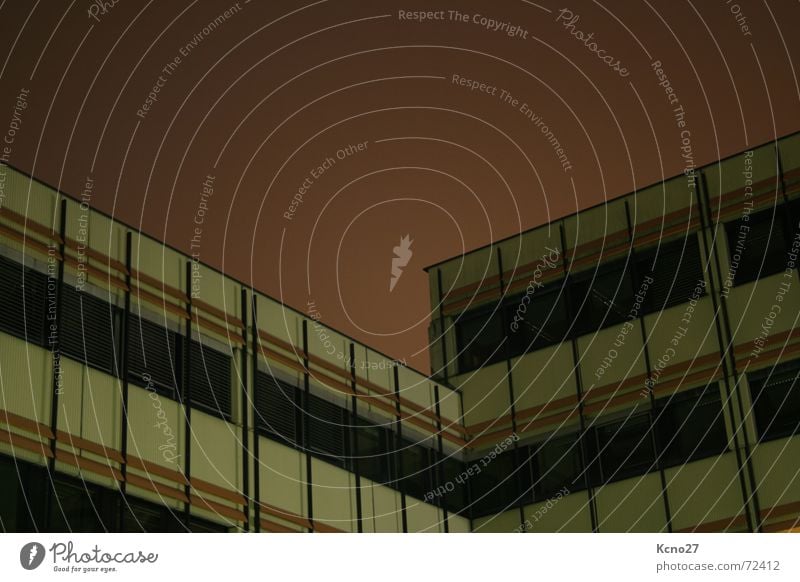 Geometrie Hochhaus Abenddämmerung Betonklotz Gebäude Haus Fenster Himmel