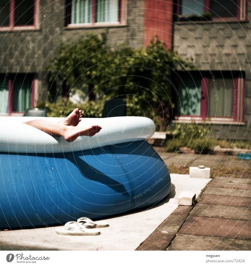 großstadt romantik Schwimmbad Flipflops Sommer Physik Erholung Haus Studentenwohnheim blau Wärme Schwimmen & Baden