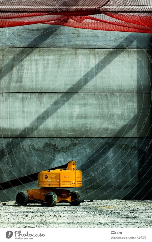 lonely machine Baustelle Fahrzeug Bagger Licht rot gelb Kies baustellenfahrzeug Lichtstrahl Schatten Netz