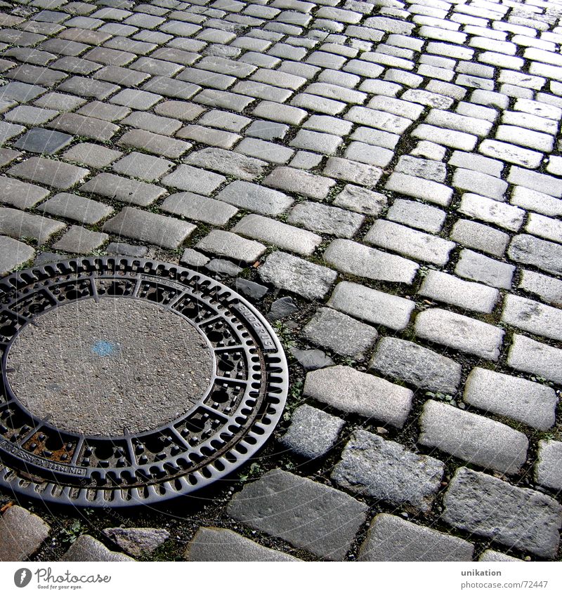 Straßenmuster Gully Kopfsteinpflaster Straßenbelag pflastern Abfluss fließen Muster Mosaik Stein Wege & Pfade Strukturen & Formen Pflastersteine