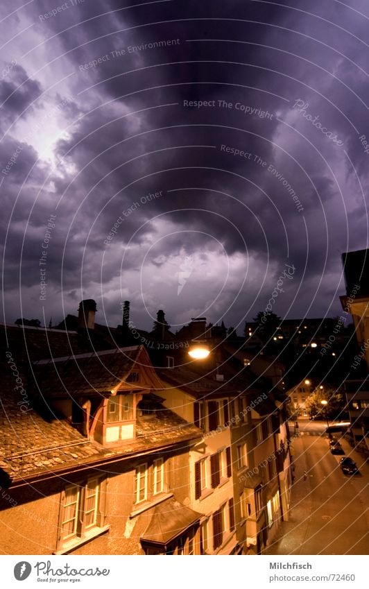 Last Day Nacht Wolken dunkel Straßenbeleuchtung Endzeitstimmung Häuserzeile Stadt ungemütlich beeindruckend Gewitter