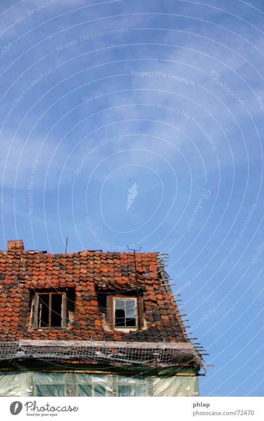 halberstädter himmel Wolken Dach Fenster Haus Ruine Fachwerkfassade Fassade Dachziegel rot kaputt Hoffnung Aussicht Himmel Glas blau alt tragsich Traurigkeit