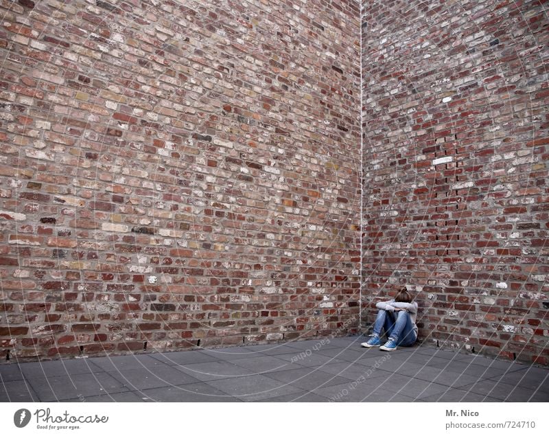 bad day feminin Mädchen 1 Mensch Bauwerk Gebäude Architektur Mauer Wand Fassade sitzen weinen Traurigkeit Sorge Enttäuschung Einsamkeit Gefühle verlieren