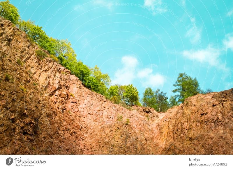 Himmel + Erde Natur Wolken Frühling Sommer Baum Felsen Schlucht Felswand außergewöhnlich gigantisch hoch blau grau grün rot Warmherzigkeit Idylle Bergkamm