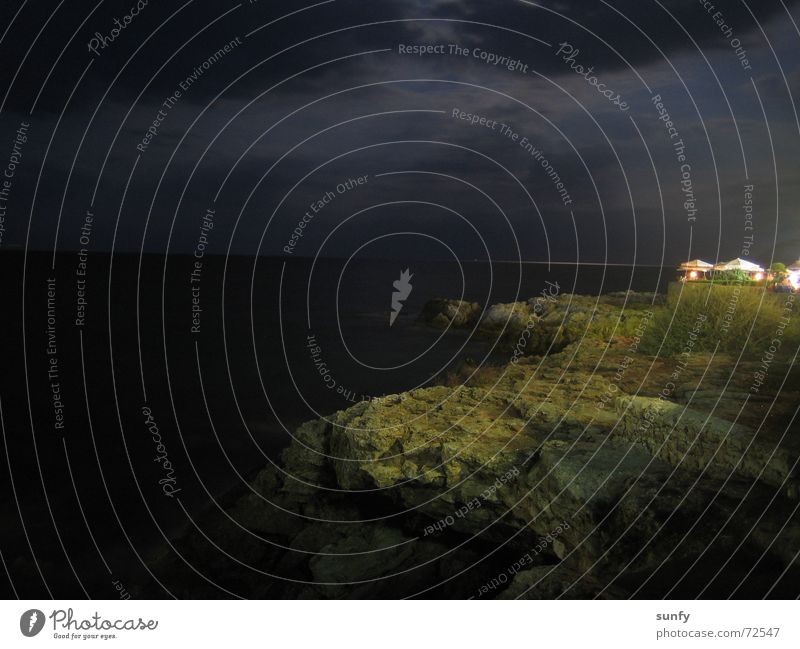 Mondlicht Meer Klippe Nacht dunkel grauenvoll Mondschein schlechtes Wetter Angst Panik Langzeitbelichtung Felsen mond hinter wolken Wolken