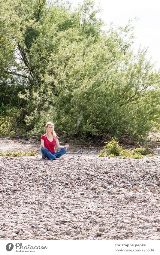 anti stress programm harmonisch Wohlgefühl Zufriedenheit Sinnesorgane Erholung ruhig Meditation Sommer Strand Yoga Junge Frau Jugendliche Erwachsene 1 Mensch