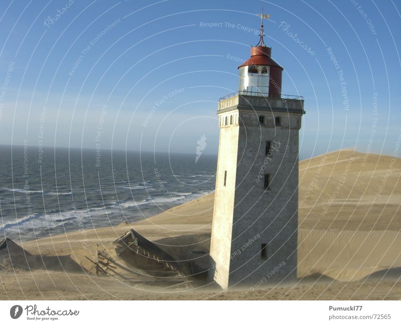 Licht aus! Leuchtturm Strand Meer Ferien & Urlaub & Reisen Ruine Holz Haus rot braun Stranddüne Zeit Vergangenheit Erosion Horizont Wanderdüne Rubjerg Knude