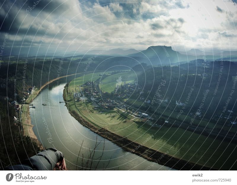 Nebenarm Arme Hand Horizont Frühling Klima Wetter Schönes Wetter Fluss Elbe Elbsandsteingebirge Sachsen Deutschland Lilienstein beobachten Erholung genießen