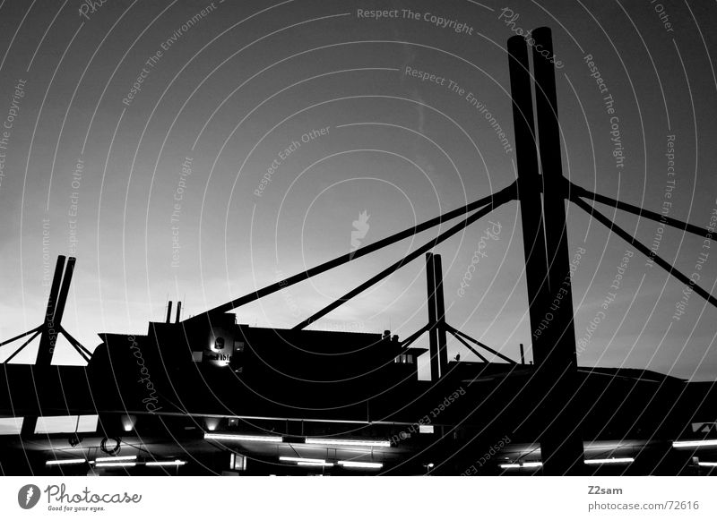 dachlandschaft s/w III Dach U-Bahn Himmel abstrakt Verstrebung Gegenlicht sky Schwarzweißfoto gestänge Pfosten Verbindung Ferne Perspektive aufwärts