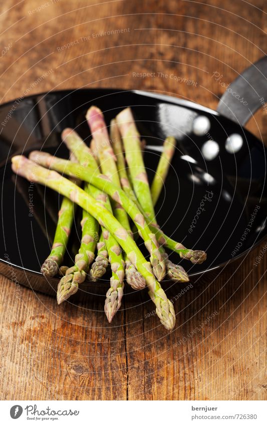 Spargelpfanne Lebensmittel Gemüse Bioprodukte Vegetarische Ernährung Slowfood Pfanne Essen braun grün schwarz Eisenpfanne Holzbrett Holztisch roh Portion