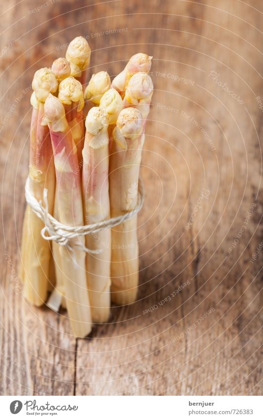 Gebündelter Frühling Lebensmittel Gemüse Bioprodukte Vegetarische Ernährung ästhetisch gut braun weiß Spargel weißer spargel Bündel Schnur Holzbrett violett