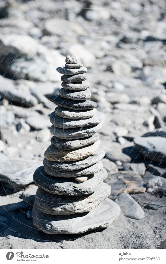 Stein auf Stein Natur Urelemente Felsen Küste Seeufer Flussufer Strand Linie einfach grau Fernweh Zufriedenheit Inspiration Kreativität Mittelpunkt Ordnung