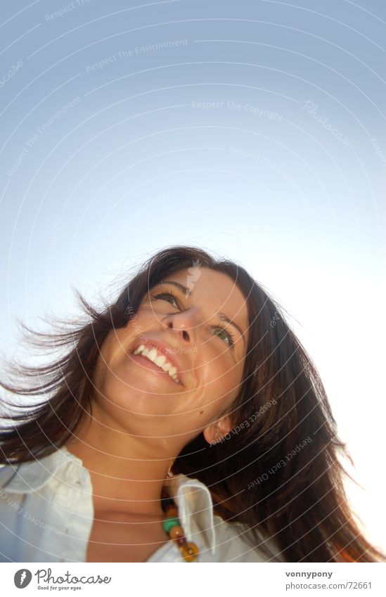 Kommst du mit nach oben I Frau Hemd Fröhlichkeit Wind Verlauf Horizont Bluse weiß positiv Leberfleck träumen Sommer Physik Haare & Frisuren Himmel blau