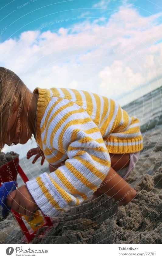 play <--> elements Kind Kleinkind Mädchen Strand Sandstrand See Meer Wellen Wolken schlechtes Wetter Wind Leidenschaft Sandburg Spielen untergehen Wasser Himmel