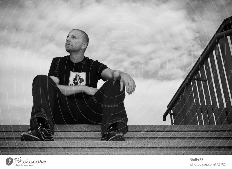 What are U looking for? Pause sitzen Blick Treppe Perspektive Geländer Himmel warten