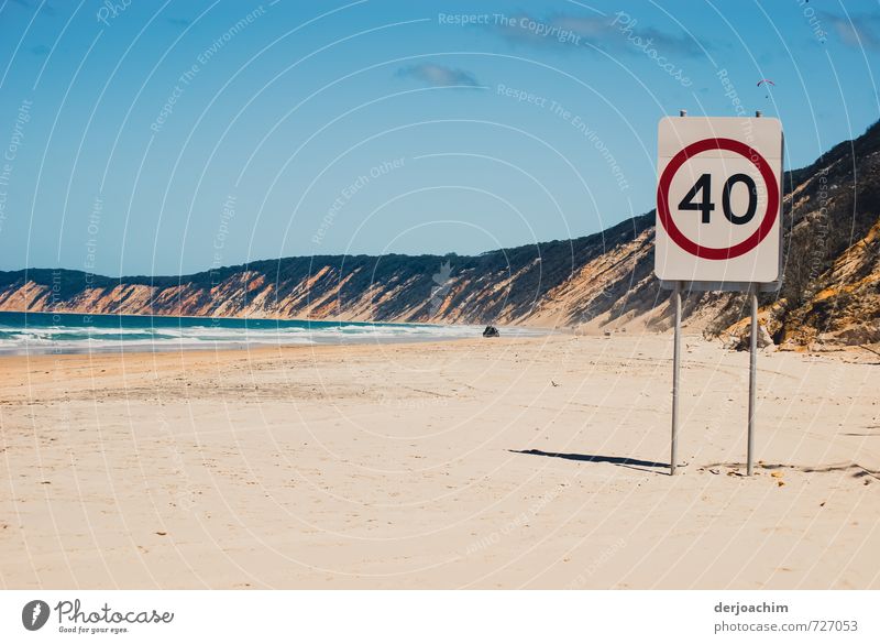 Strandfahren für Autos in diesem Strandbereich, ist die Höchstgeschwindigkeit auf 40 km begrenzt. Mit Hinweisschild 40 Km.  Beautiful view. Freude Erholung