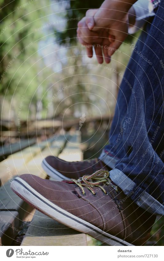 Kühlfeder Lifestyle Stil Freude Leben harmonisch Erholung maskulin Hand Fuß Natur Landschaft Frühling Schönes Wetter Garten Park Jeanshose Turnschuh glänzend