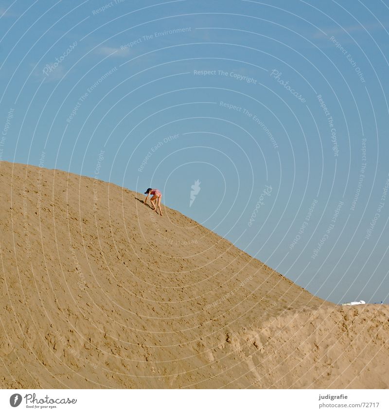 Gleich oben Hügel Kies Sommer Mädchen Kind Klettern krabbeln klein Barriere Berge u. Gebirge Sand Himmel blau Schwimmen & Baden kiesteich eroberung hoch