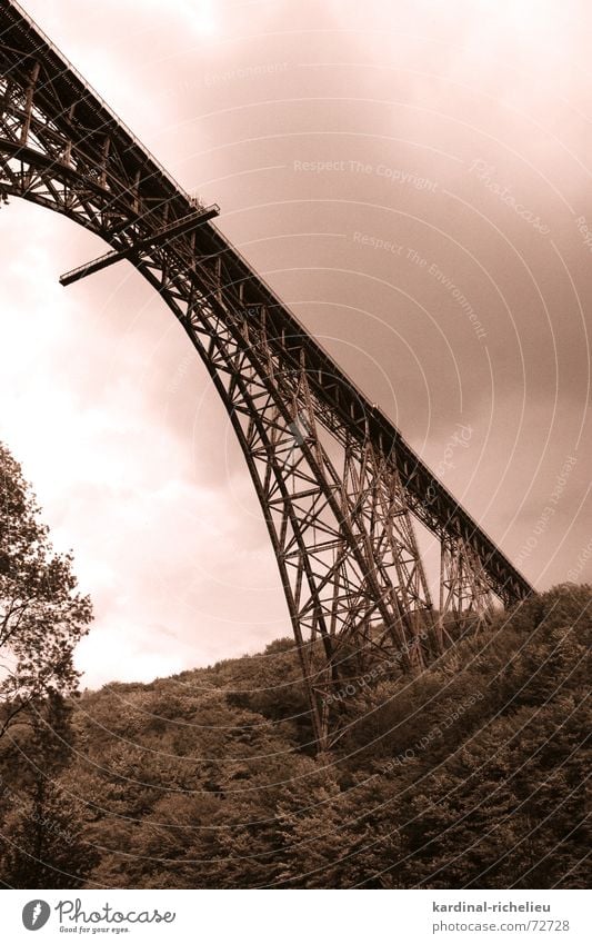 Stählerner Gigant Eisenbahn Stahl verbinden überbrücken Wupper Wolken Bergisches Land müngstener brücke Niete Berge u. Gebirge Tal Schwarzweißfoto Himmel