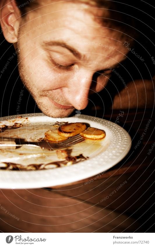 Der dümmste Bauer... Teller Bratkartoffeln Mahlzeit Gabel skeptisch Appetit & Hunger Mittagessen Ernährung Typ Nase Geruch Kartoffeln Interesse appetit Essen