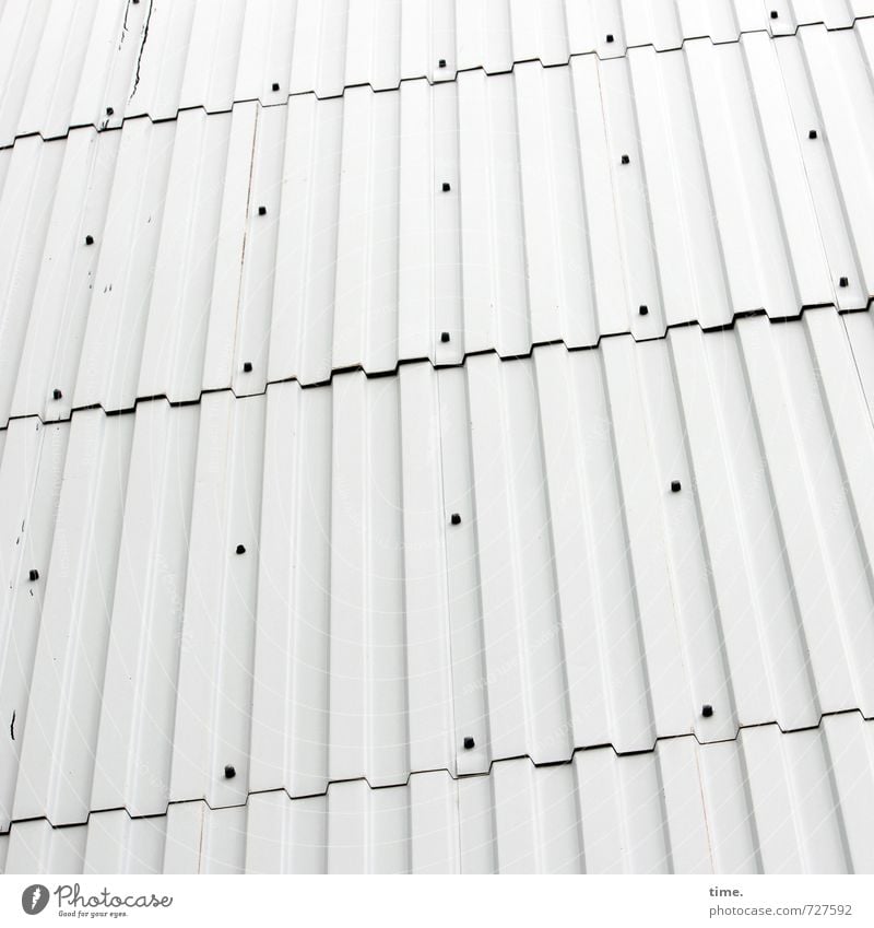 Bildungsstätte Halle (Saale) Bauwerk Gebäude Mauer Wand Blech Niete Lamelle Oberflächenstruktur Fuge Metall hell Design Langeweile modern nackt Ordnung skurril