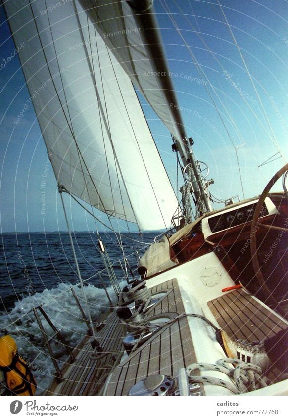 hart am Wind Segeln Abenteuer Meer Kapitän Schwimmweste Reling Steuerbord Backbord Gischt Wellen diagonal fahren Freiheit kein hafen in sicht Strommast Seil