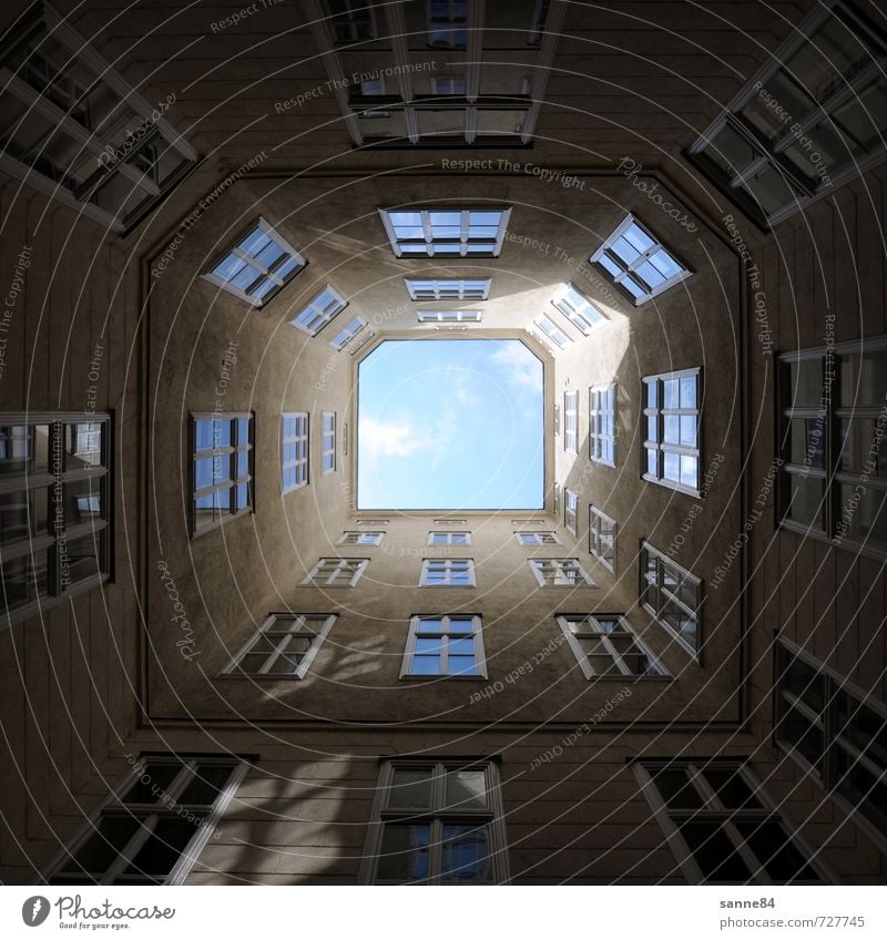 Ausblick Stil Haus Stadt Stadtzentrum Hochhaus Gebäude Architektur Mauer Wand Fassade Fenster Stein Glas dunkel eckig kalt blau grau Platzangst ästhetisch