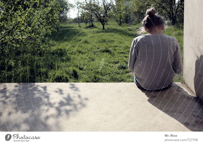 denk mal Lifestyle feminin Mädchen Rücken 1 Mensch 8-13 Jahre Kind Kindheit Architektur Umwelt Natur Frühling Schönes Wetter Baum Gras Sträucher Garten Park