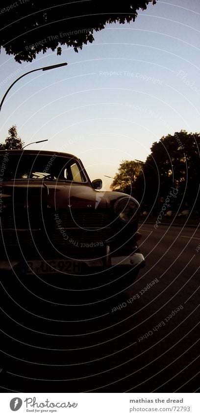 der rote blitz Verkehrsmittel KFZ Oldtimer Sonnenuntergang Laterne PKW alt altes auto Straße wedding Himmel volvo Stolz