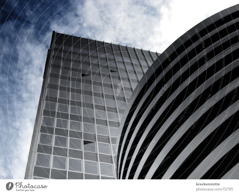 Quader und Säule Wolken Haus Gebäude Fenster Reflexion & Spiegelung groß Glasfassade emporragend Höhenunterschied Himmel hoch geschäftsgebäude to tower sky