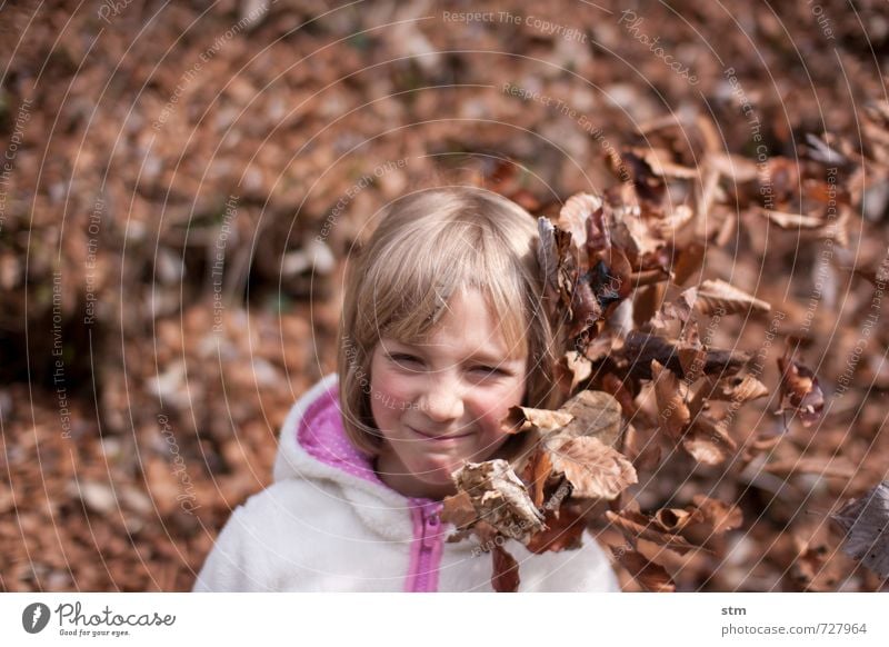 wiederstandskämpferin Freizeit & Hobby Spielen wandern Mensch feminin Kind Mädchen Kindheit Leben 1 3-8 Jahre 8-13 Jahre Natur Blatt Wald blond Pony Gefühle